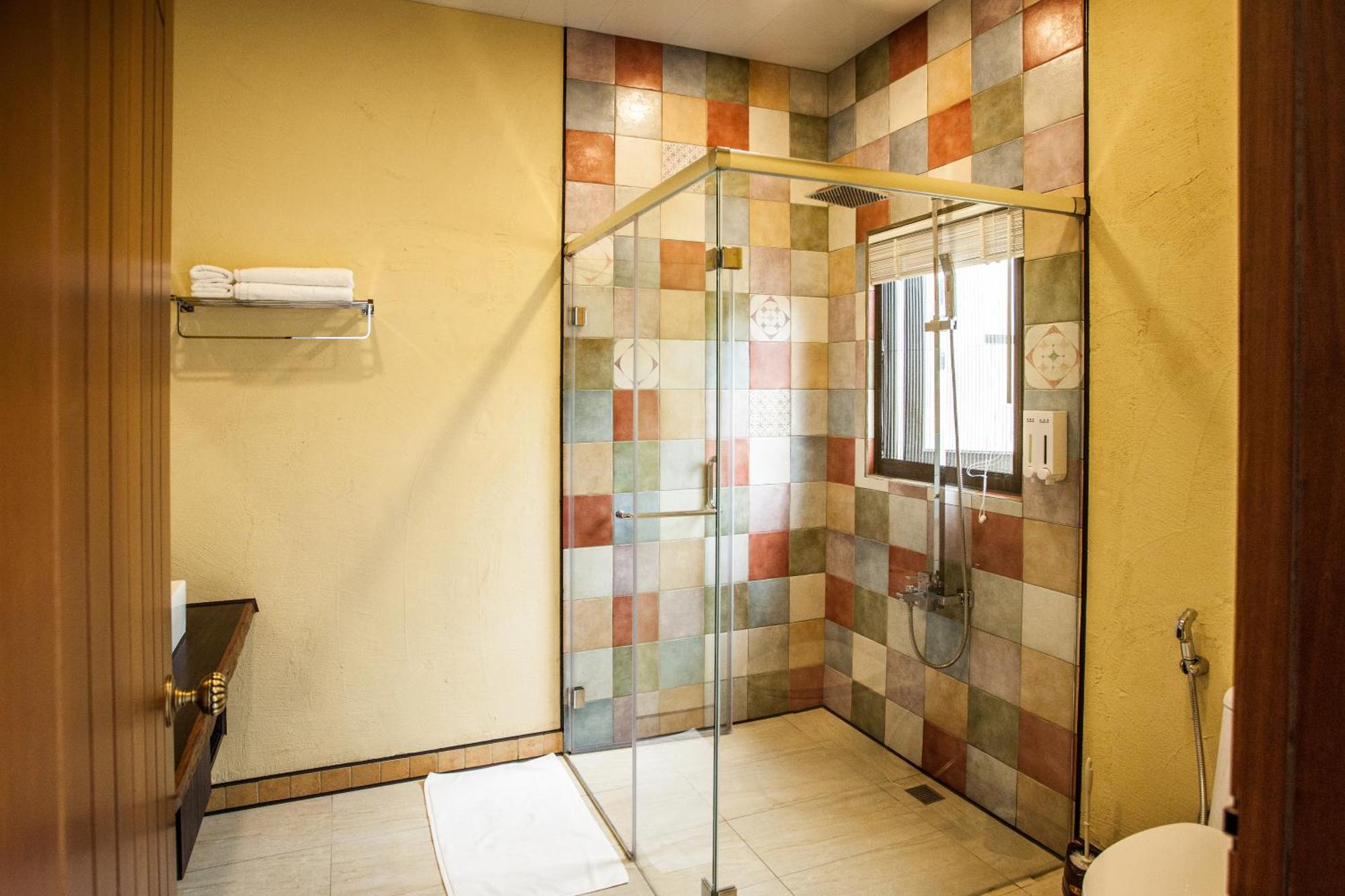 Oasis Hotel Манонг Екстериор снимка