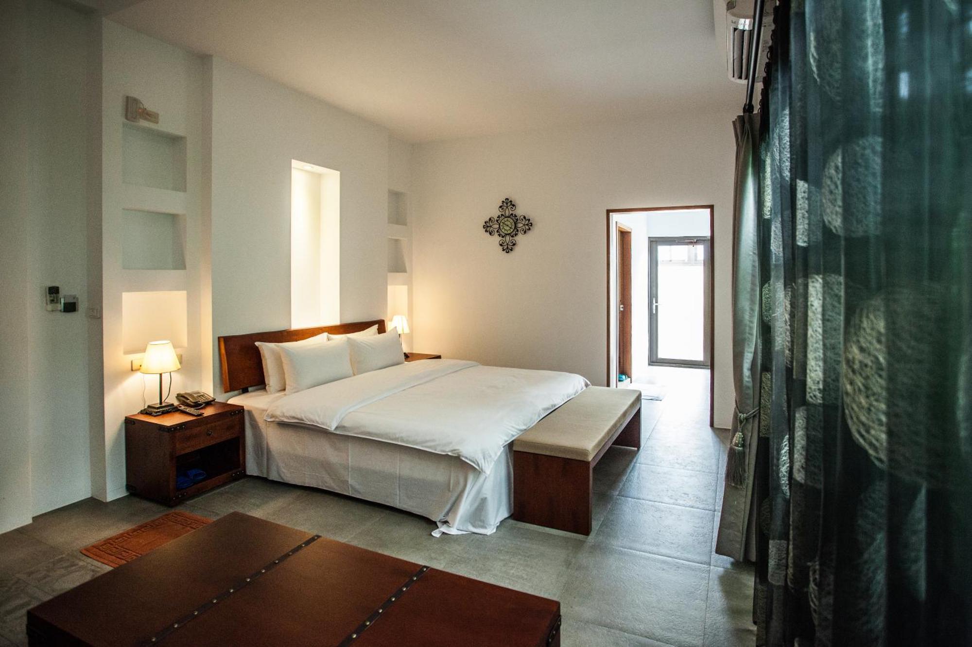 Oasis Hotel Манонг Екстериор снимка