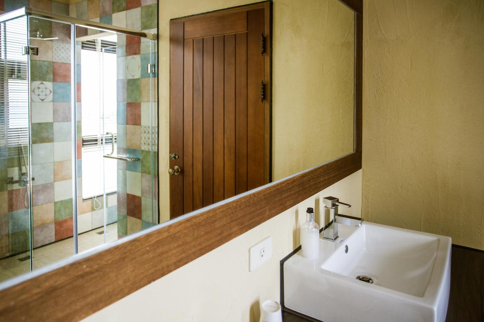 Oasis Hotel Манонг Екстериор снимка