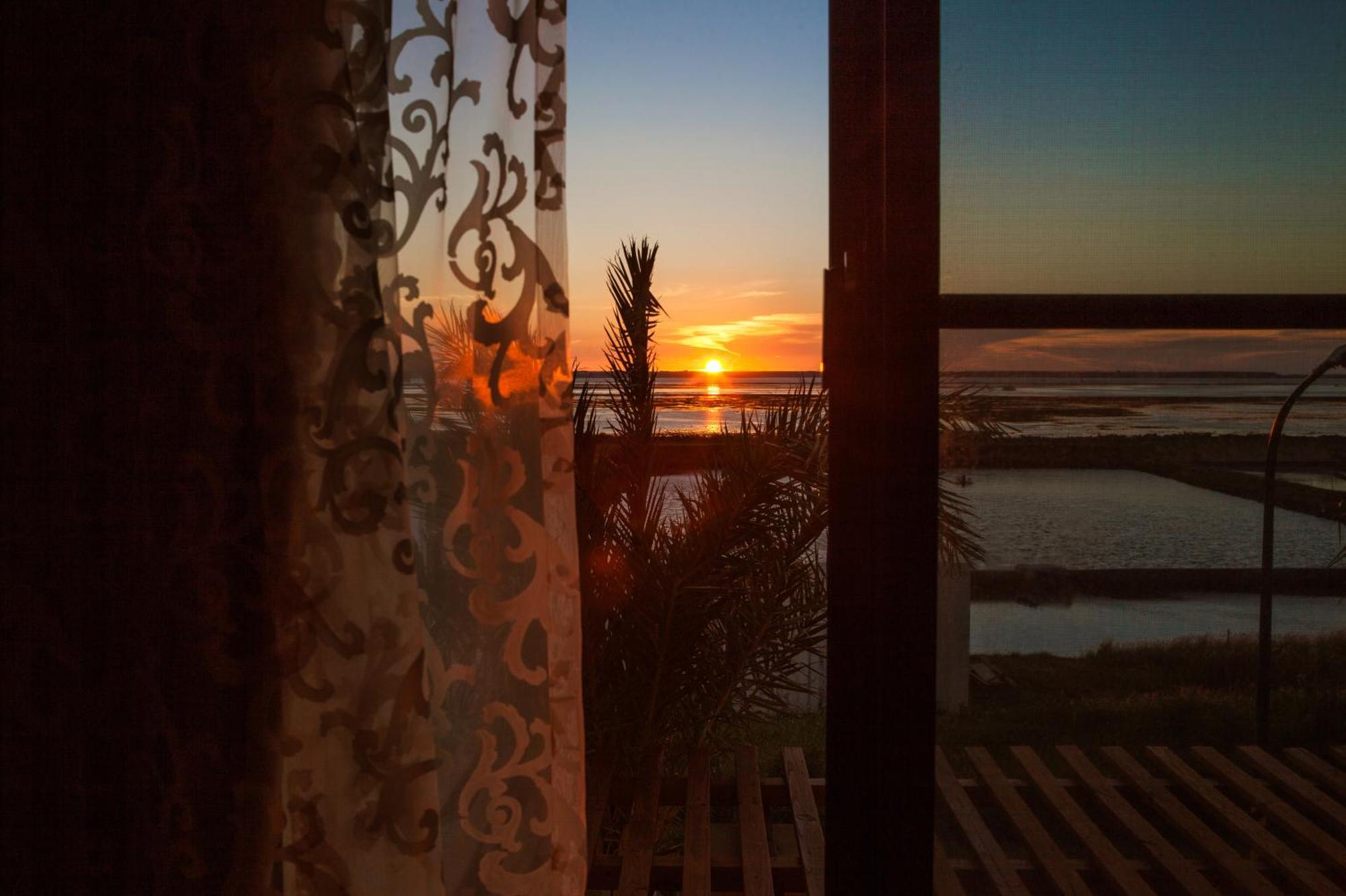 Oasis Hotel Манонг Екстериор снимка