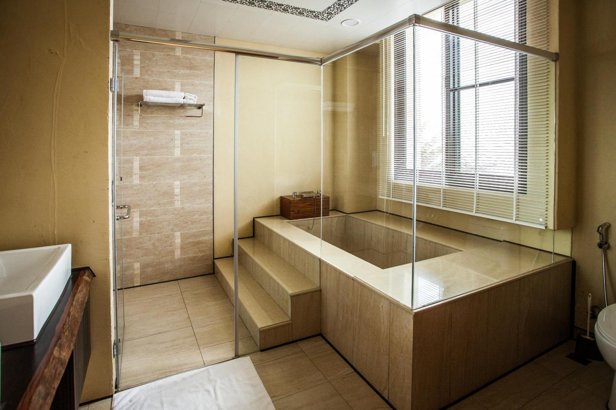 Oasis Hotel Манонг Екстериор снимка