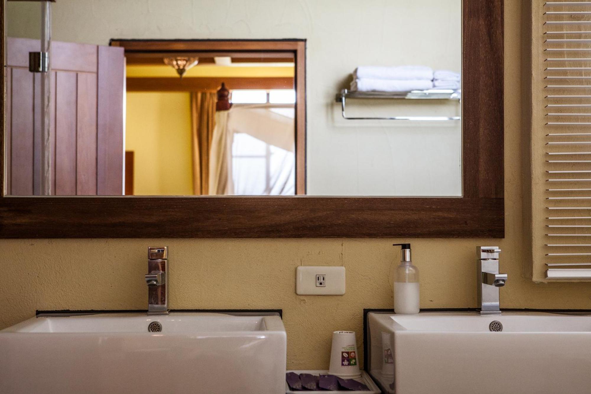 Oasis Hotel Манонг Екстериор снимка