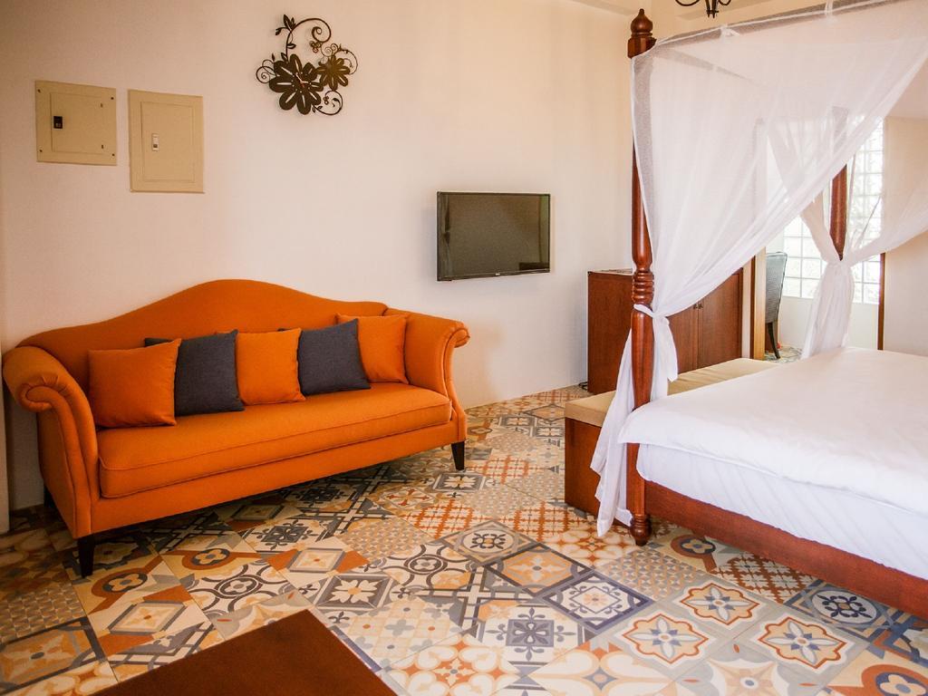 Oasis Hotel Манонг Екстериор снимка