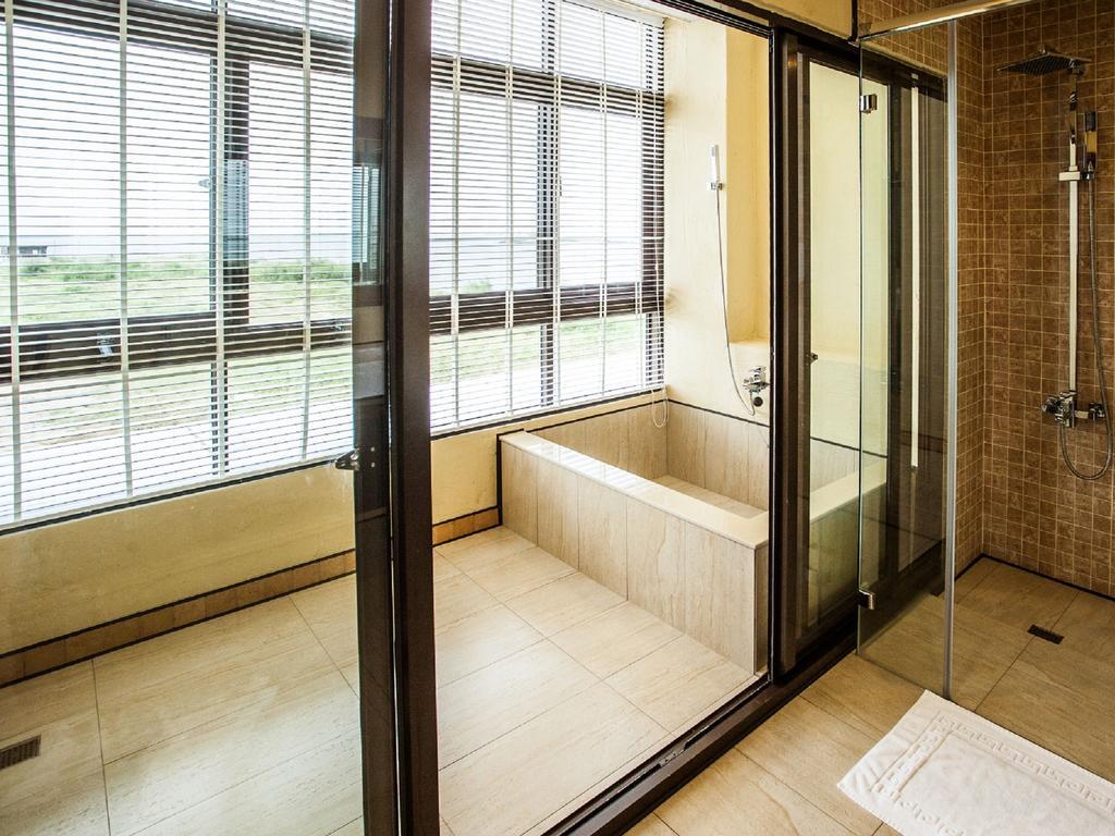 Oasis Hotel Манонг Екстериор снимка