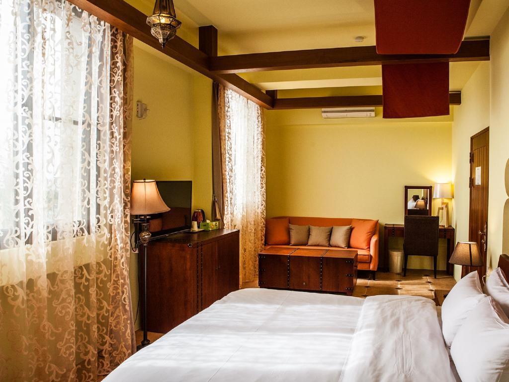Oasis Hotel Манонг Екстериор снимка