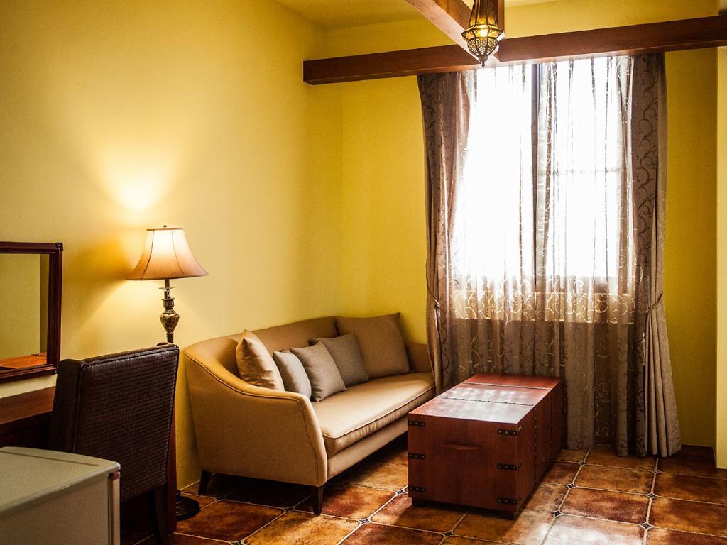 Oasis Hotel Манонг Екстериор снимка