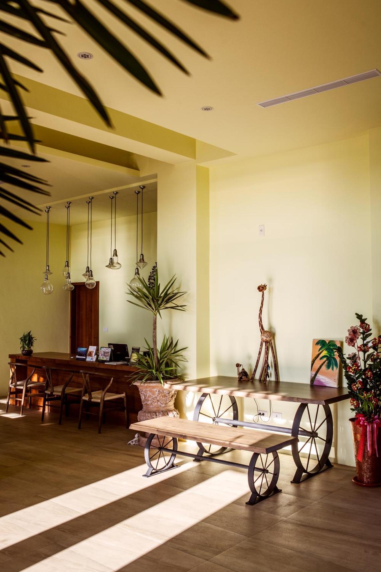 Oasis Hotel Манонг Екстериор снимка