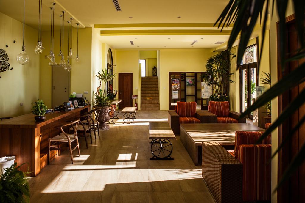 Oasis Hotel Манонг Екстериор снимка
