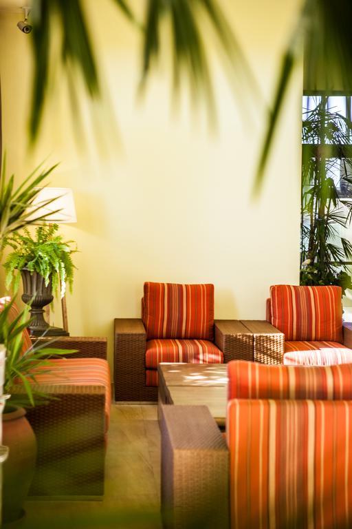 Oasis Hotel Манонг Екстериор снимка