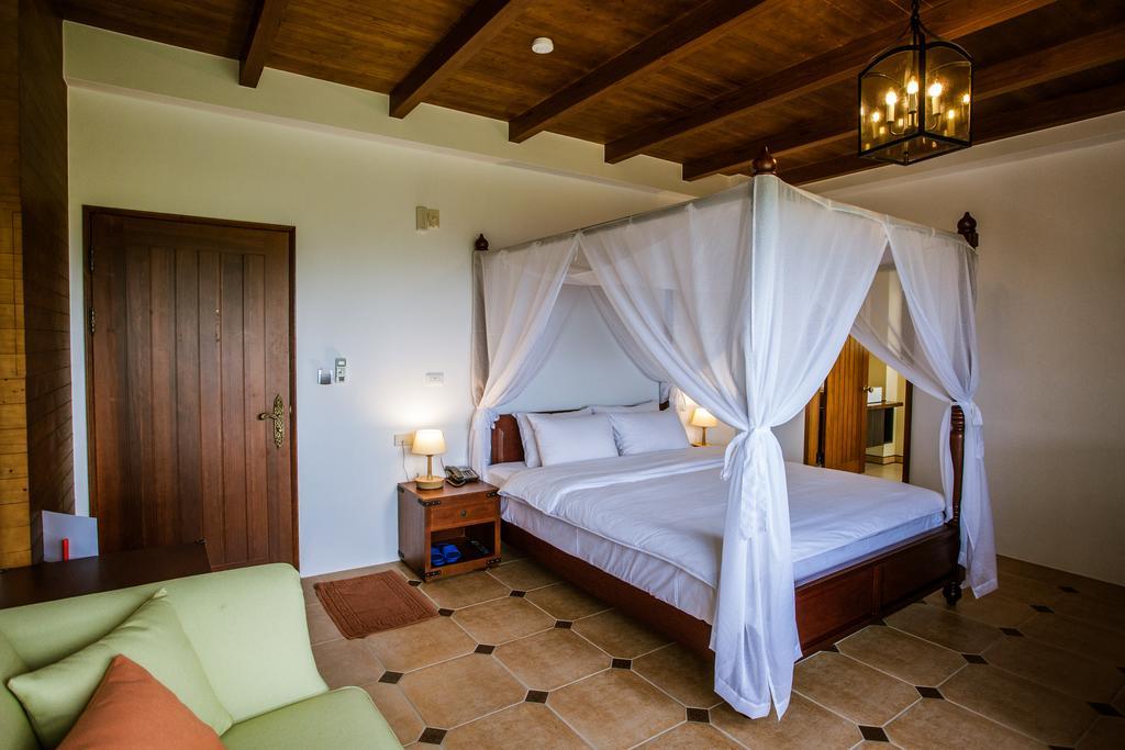 Oasis Hotel Манонг Екстериор снимка